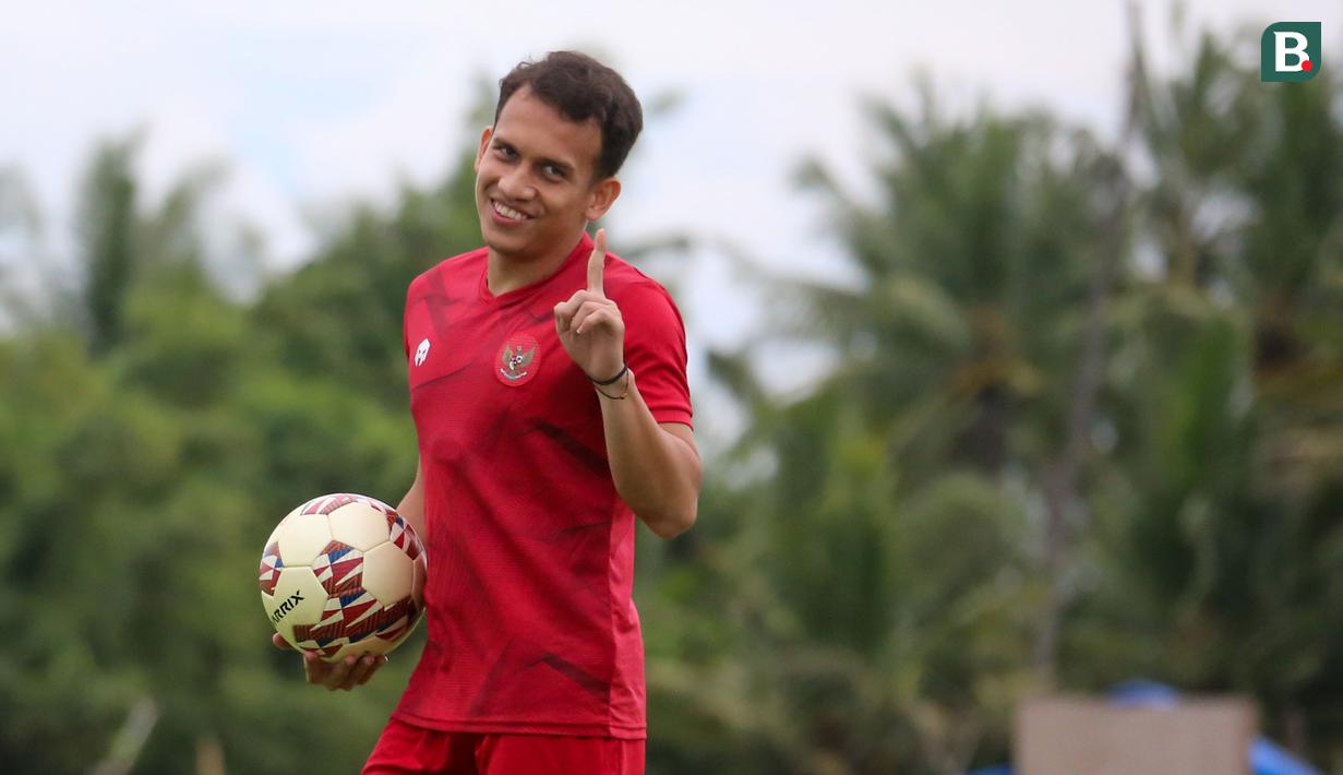 Pemain Timnas Indonesia, Egy Maualana Vikri saat sesi latihan terbuka yang berlangsung di Training Ground Bali United, kawasan Pantai Purnama, Gianyar pada Jumat (16/12/2022). Ini adalah sesi latihan terbuka terakhir yang bisa diliput oleh awak media sebelum bertolak ke Jakarta pada Minggu nanti. (Bola.com/Maheswara Putra)