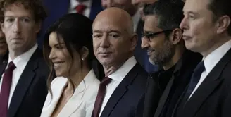 Lauren Sanchez tampil pada inagurasi Donald Trump. Ia mengenakan blazer putih dengan paduan korset berbahan lace. [Foto: Instagram/ Jeff Bezoz]