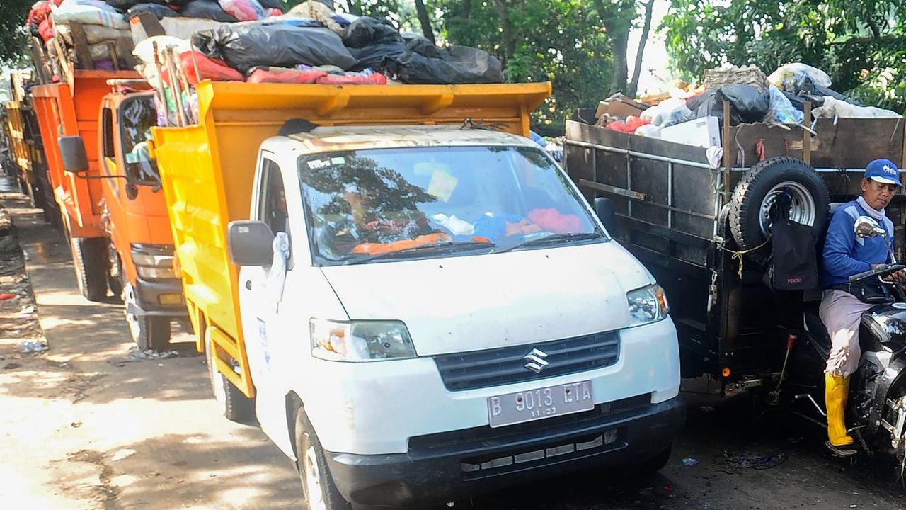 Sejumlah mobil boks hingga truk pengangkut sampah saat mengantre untuk pembuangan di TPA Cipayung, Depok, Jawa Barat, Selasa (11/07/2023).