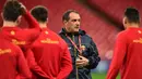 Pelatih Montenegro Faruk Hadžibegić berbicara dengan pemainnya saat sesi latihan tim di Stadion Wembley, London (13/11/2019). Montenegro akan bertanding melawan Inggris pada Grup A Kualifikasi Piala Eropa 2020 di Wembley pada 15 November 2019. (AFP Photo/Glyn Kirk)