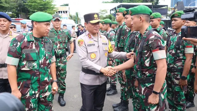 Kapolda Metro Jaya Irjen Pol Asep Edi Suheri saat apel kesiapsiagaan tanggap darurat bencana di Lapangan Presisi Ditlantas Polda Metro Jaya, Rabu (5/11/2025).