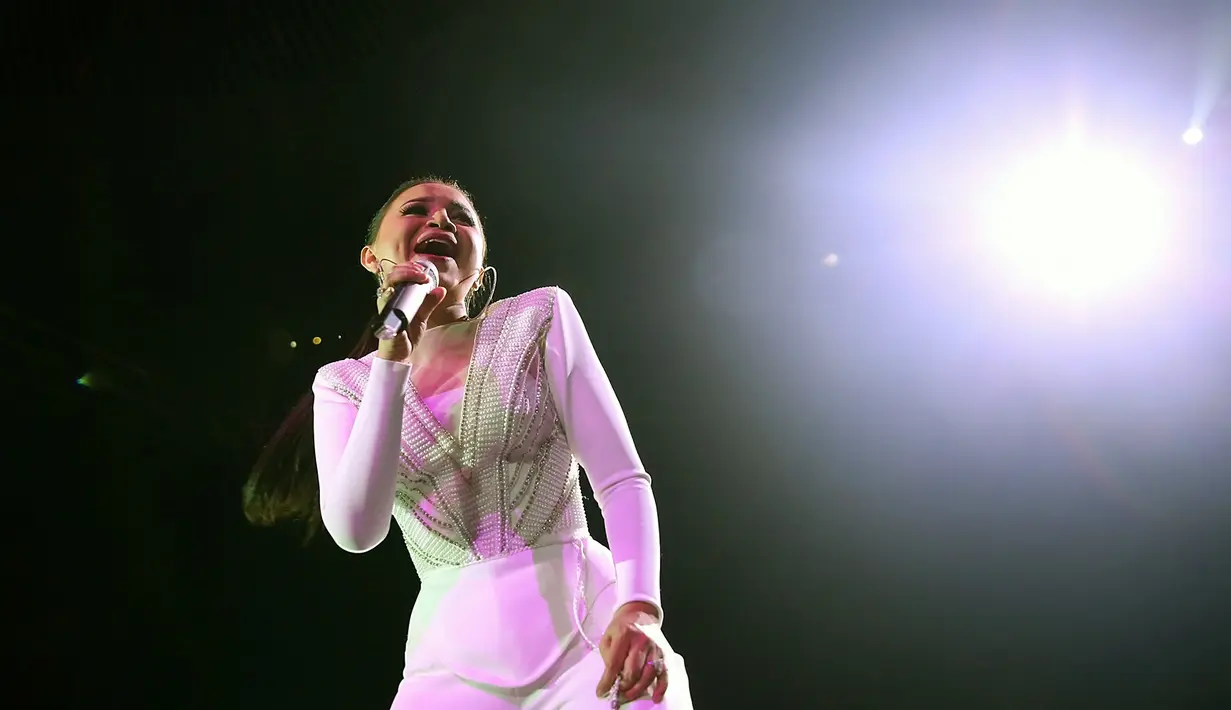 "Saya lihat alhamdulillah hampir seluruh orang yang beli tiket juga bisa datang dan alhamdulillah tiket hari ini sold out malahan nambah kursi lagi, nambah memfasilitasi lagi," tuturnya. (Bambang E. Ros/Bintang.com)