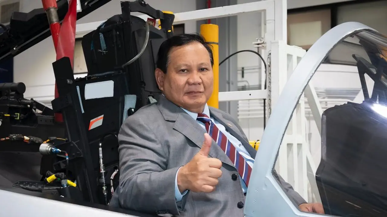 Menteri Pertahanan Republik Indonesia (Menhan RI) Prabowo Subianto saat menaiki Jet Tempur F-15EX besutan Boeing Company.