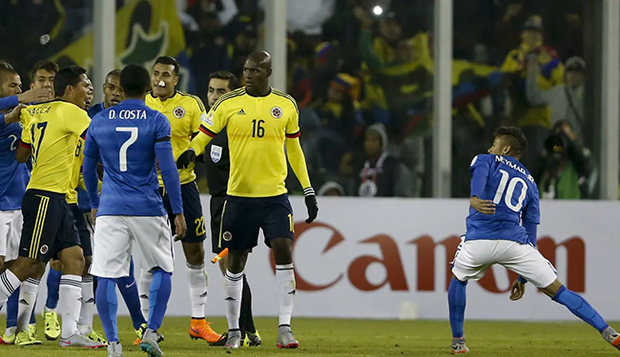 Insiden kericuhan yang melibatkan Carlos Bacca dan Neymar. (EPA/Felipe Trueba)