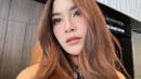 Potret selfie Mahalini Raharja tampilkan kecantikan naturalnya secara close up. Mahalini memiliki bentuk muka yang tegas, sehingga cukup dengan makeup simpel saja bisa menyempurnakan penampilannya. Di sini, Mahalini tampil cantik dengan makeup minimalis bernuansa merah muda, ombre lips senada, dan highlighter di bagian hidung dan ujung mata. [Foto: Instagram/mahaliniraharja]