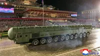 Rudal balistik antarbenua baru Korea Utara, Hwasong-20, ditampilkan dalam parade militer memperingati 30 tahun berdirinya Partai Buruh Korea di Pyongyang, Jumat (10/10/2025).&nbsp;(Dok. KCNA via AP)