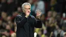 Jose Mourinho berselebrasi setelah pertandingan putaran keempat Piala EFL melawan Manchester City di Old Trafford, Inggris pada 26 Oktober 2016. MU menang tipis 1-0 atas City. (AFP Photo/Oli Scarff)