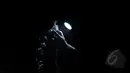 Hanya berbekal lampu yang berada pada helmnya, para penambang batu akik berjuang melawan gelap, Banten, Selasa (14/4/2015). (Liputan6.com/Johan Tallo) 