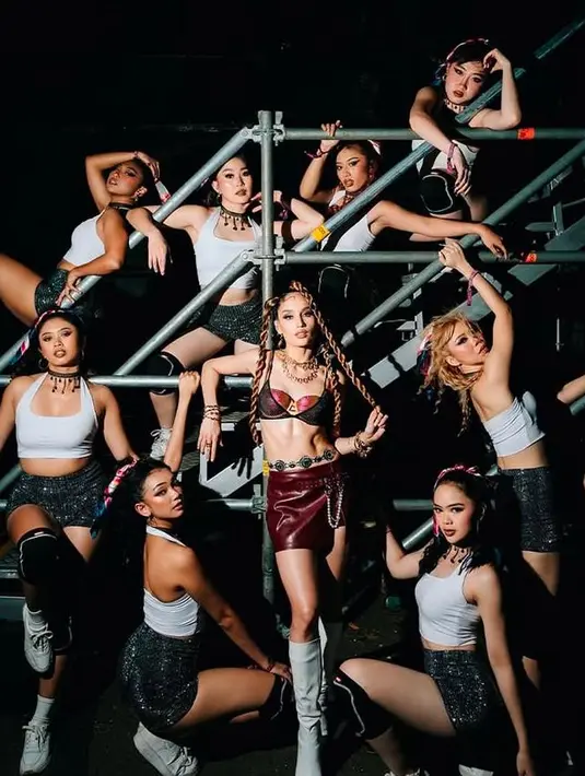 Hadir sebagai pengisi acara, Cinta Laura tampil maksimal mengenakan double bra sebagai statement piece dengan bra leather maroon sebagai inner, dilapisi mesh bra hitam di bagian atasnya. [@claurakiehl].