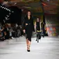 Dua Lipa mempersembahkan kreasi untuk koleksi Versace Women's Spring-Summer 2022 selama Milan Fashion Week pada 24 September 2021. (MARCO BERTORELLO / AFP)