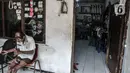 Mpe Goyong saat memainkan alat musik Tehyan buatannya di Kampung Tehyan, Tangerang, Banten, Selasa (9/2/2021). Seni kebudayaan yang terkenal di kampung ini adalah Tehyan atau alat musik dawai tradisional Cina. (merdeka.com/Iqbal S. Nugroho)