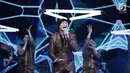 Ekspresi Anji saat tampil menghibur penonton dalam acara SCTV Music Award 2018 di Studio 6 Emtek, Jakarta, Jumat (27/4). Ajang ini bukan saja menghadirkan para nomine tapi juga artis papan atas yang menghibur di panggung. (Liputan6.com/Faizal Fanani)