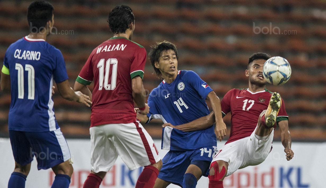 Gelandang Timnas Indonesia, Saddil Ramdani, membuang bola saat melawan Filipina pada laga SEA Games di Stadion Shah Alam, Selangor, Kamis (17/8/2017). Indonesia menang 3-0 atas Filipina. (Bola.com/Vitalis Yogi Trisna)