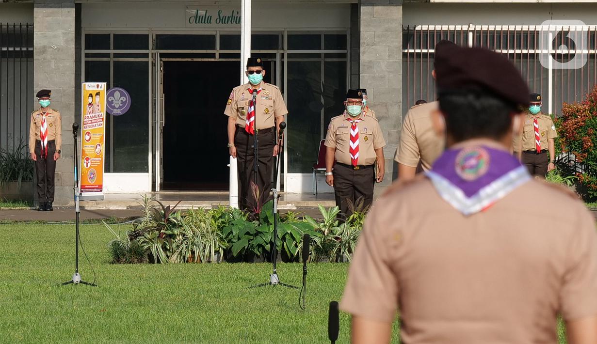 Ketua Kwartir Nasional Gerakan Pramuka Budi Waseso memberikan sambutan saat apel di Taman Rekreasi Wiladatika, Cibubur, Jakarta, Rabu (28/10/2020). Apel ini mengusung tema 'Bangkit dan Bersatu' yang diikuti sekitar 300 peserta. (Liputan6.com/Herman Zakharia)