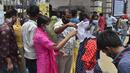 Sejumlah pembeli mencari berbagai kebutuhan menjelang Idul Fitri di Dhaka New Market di Dhaka, Bangladesh, Rabu (12/5/2021). Umat Islam di dunia mulai sibuk mempersiapkan diri menyambut hari kemenangan setelah sebulan menjalankan ibadah puasa Ramadhan. (Munir Uz zaman / AFP)