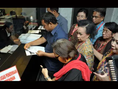 Beberapa aktivis perempuan lintas organisasi ini mendaftarkan uji materi (judicial review) ke MK (Liputan6.com/Panji Diksana)