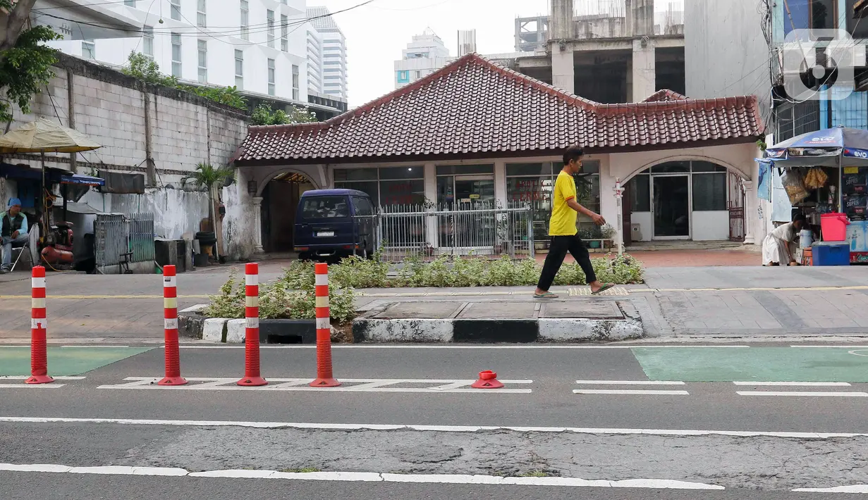 Penghargaan datang dari komunitas pesepeda, karena jalur sepeda mendorong orang bersepeda dengan aman, hemat bahan bakar, dan bersahabat dengan lingkungan. Namun, lebih banyak lagi yang mengkritik karena jalur sepeda memakan badan jalan, ada pembatas sehingga tidak bisa dilewati kendaraan lain, dan mubazir karena nyaris tidak pernah dilewati pengendara sepeda. (Liputan6.com/Herman Zakharia)