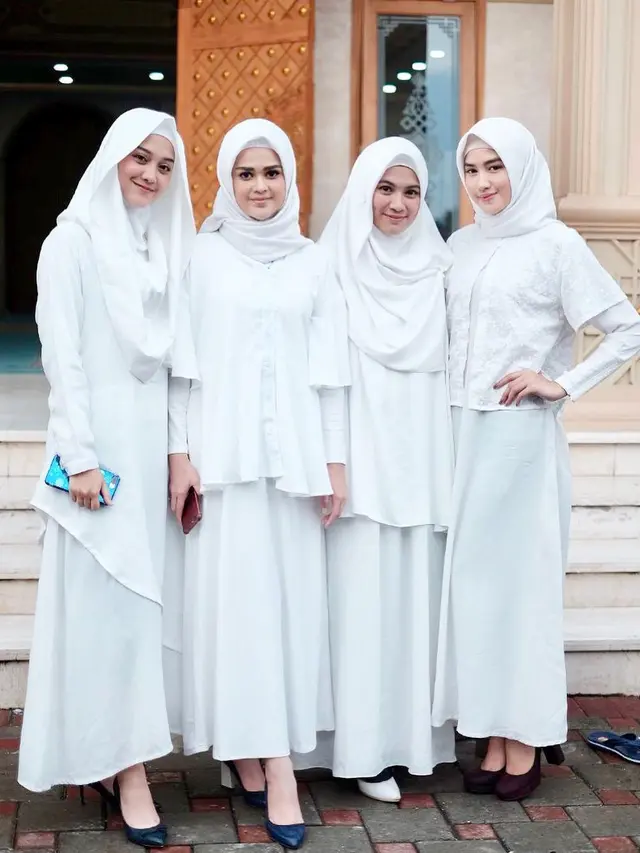 6 Potret Ochi Rosdiana 'Anak Band' Tampil Berhijab, Bikin Pangling
