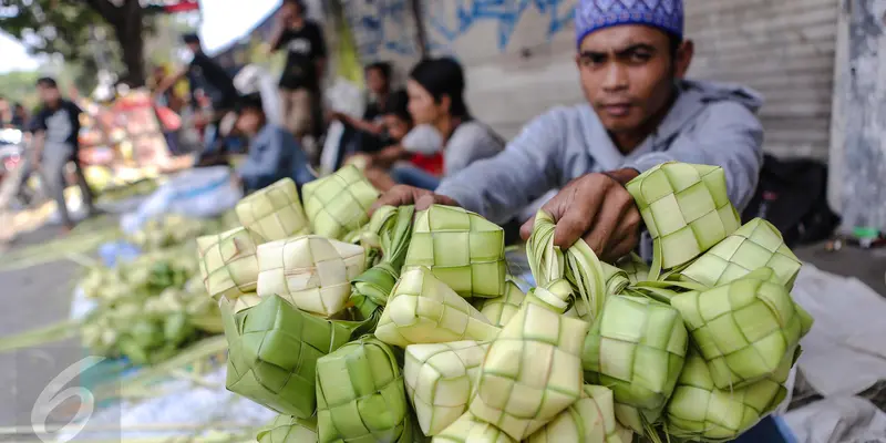 20150716-Sambut Lebaran, Penjual Kulit Ketupat Ramai Diburu Warga-Jakarta 1