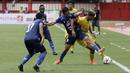 Gelandang Bhayangkara FC, Bruno Matos, berebut bola dengan pemain Arema FC pada laga Shopee Liga 1 di Stadion PTIK, Jakarta, Rabu (27/11). Bhayangkara menang 1-0 atas Arema. (Bola.com/Yoppy Renato)