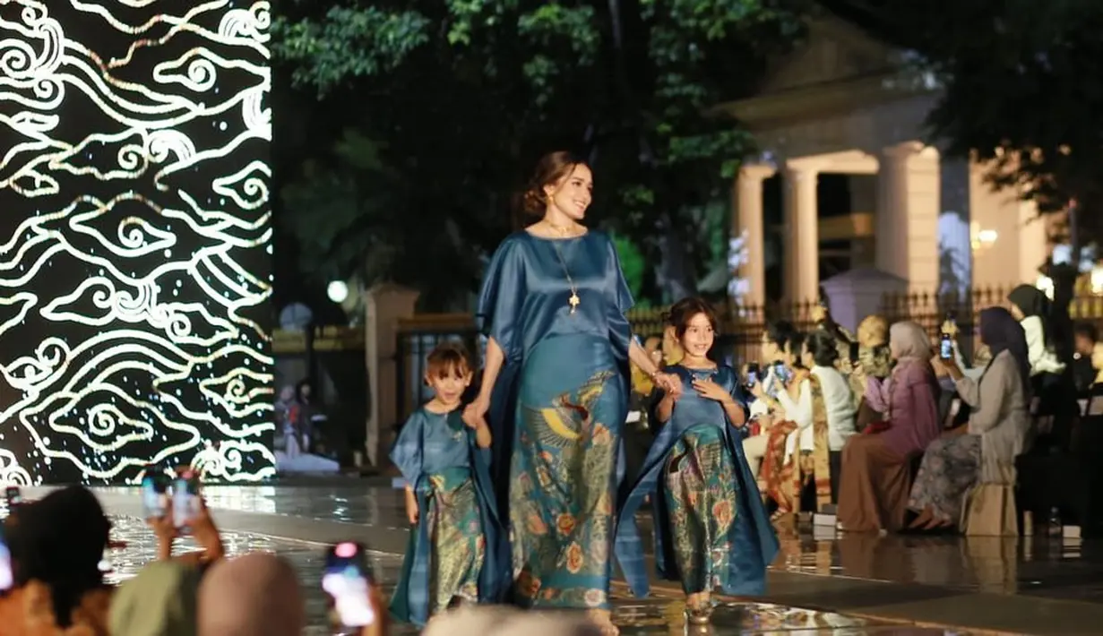 Atau bisa juga kompakan kenakan dress kombinasi batik dan satin seperti Yasmine Wildblood bersama dua buah hatinya ini. [@yaswildblood]