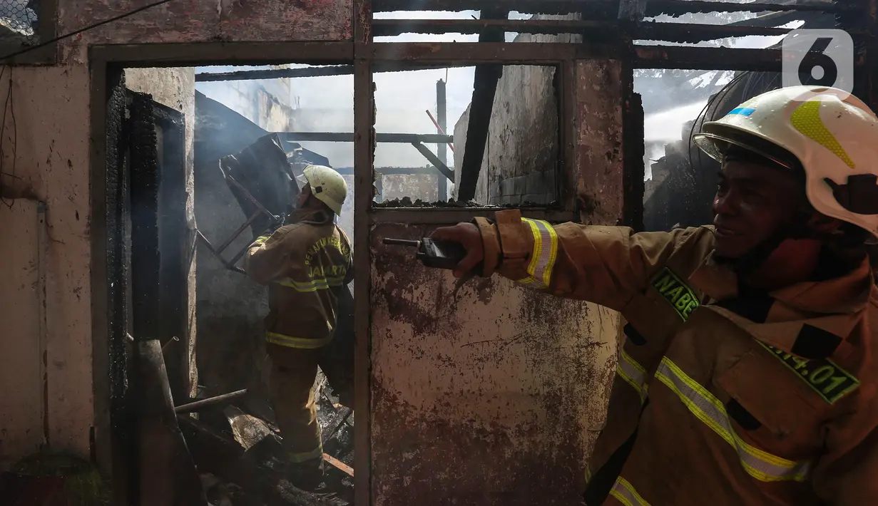 Petugas pemadam kebakaran melakukan proses pendinginan pada permukiman penduduk yang terbakar di Jalan Masjid Alhuda atau depan Stasiun Kebayoran Lama RT 05/01, Jakarta Selatan, Selasa (24/5/2022). Tidak ada korban jiwa dalam kebakaran yang menghanguskan sekitar 20 rumah tersebut. (Liputan6.com/Johan Tallo)