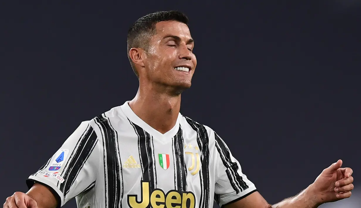 Striker Juventus, Cristiano Ronaldo tampak kecewa usai gagal memanfaatkan peluang dalam laga lanjutan Liga Italia 2020/21 melawan Sampdoria di Allianz Stadium, Turin, Minggu (20/9/2020). (AFP/Miguel Medina)