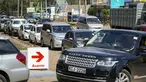 Kendaraan mengantre untuk bahan bakar di sebuah pompa bensin di pinggiran Karen, Nairobi, 4 April 2022. Kenya mengalami kekurangan bahan bakar di pompa bensin dengan antrean panjang pengendara yang menunggu untuk dilayani dan membatasi jumlah yang dapat diperoleh pelanggan. (AP Photo/Khalil Senosi)