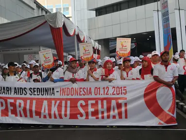 Sebuah spanduk dibentangkan saat memperingati Hari AIDS Sedunia di Kemenhub, Jakarta, Minggu (6/12/2015). Peringatan ini diramaikan dengan kegiatan jalan sehat dan sosialisasi di lapangan silang Monas. (Liputan6.com/Gempur M Surya)