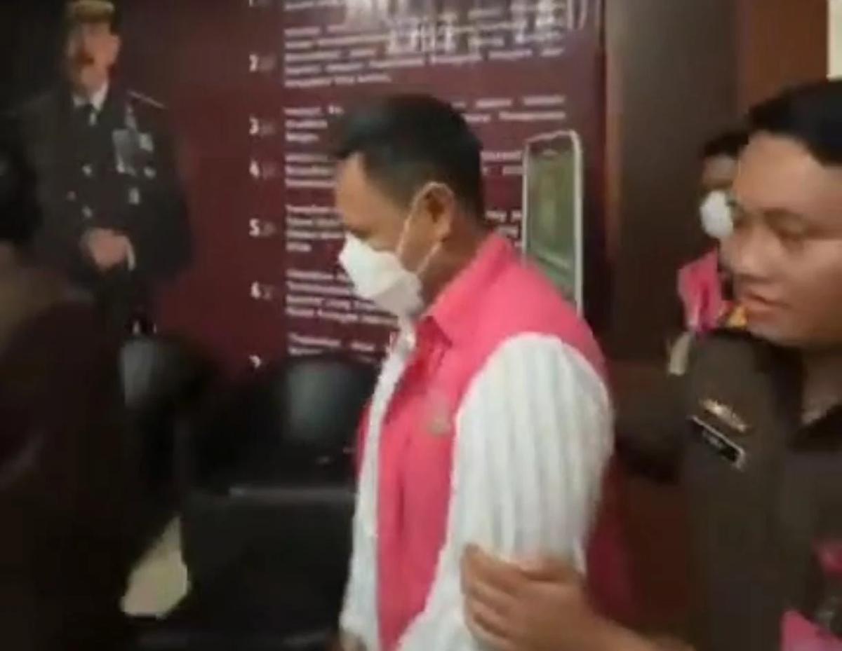 Kepala Kejari Pangkep, Jhon Ilef Malammasam mengumumkan Ketua, Anggota dan Sekretaris KPU Pangkep jadi Tersangka Korupsi, Diduga Atur Pengadaan Pilkada 2024