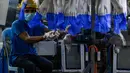 Seorang pekerja memeriksa sarung tangan sekali pakai di pabrik Top Glove di Shah Alam di pinggiran Kuala Lumpur (26/8/2020). Top Glove, sebuah perusahaan yang berbasis di Malaysia adalah salah satu produsen sarung tangan karet terbesar di dunia. (AFP/Mohd Rasfan)