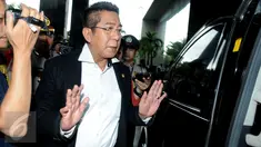 Anggota DPR Fraksi PDIP Henry Yosodiningrat  berjalan memasuki Gedung KPK, Jakarta, (12/2). Ia melaporkan dugaan korupsi aset Pemrov DKI Jakarta yang dikelola oleh PT Jakarta Propertindo (Jakpro) yang bernilai triliunan. (Liputan6.com/Helmi Afandi)