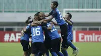 Pemain Home United merayakan gol yang dicetak oleh Hafiz Noor ke gawang PSM Makassar pada laga Piala AFC 2019 di Stadion Pakansari, Jawa Barat, Selasa (30/4). PSM menang 3-2 atas Home United. (Bola.com/M Iqbal Ichsan)