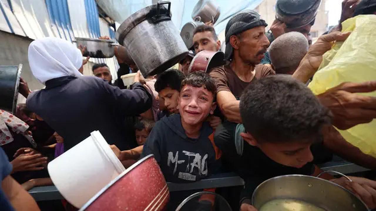 Tangis dan Jerit Anak-anak Gaza Saat Antre Pembagian Makanan