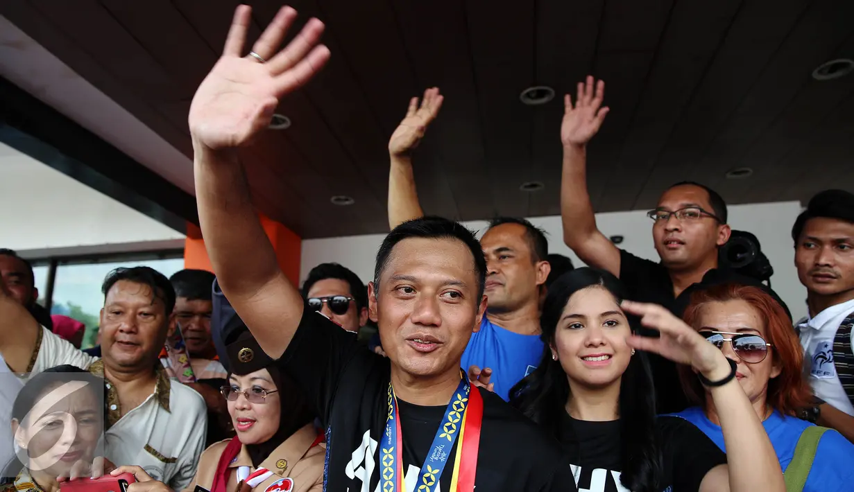 Calon Gubernur DKI Jakarta Agus Harimurti Yudhoyono menyapa warga Jakarta usai mengikuti lomba lari di Car Free Day (CFD), Senayan, Minggu (2/10). (Liputan6.com/Johan Tallo)
