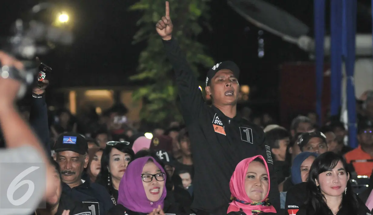 Relawan pasangan Cagub DKI Agus-Sylvi berteriak saat menyaksikan siaran debat Cagub DKI 2017 di Wisma Proklamasi, Jakarta, Jumat (27/1). Tim Pemenangan AHY-Sylvi menggelar nonton bareng debat Cagub DKI 2017. (Liputan6.com/Yoppy Renato)