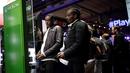 Dua pengunjung serius bermain Xbox One pada acara Paris Games Week di Paris, Prancis (26/10). Paris Games Week diselenggarkan pada 27–31 October. (REUTERS/Benoit Tessier)