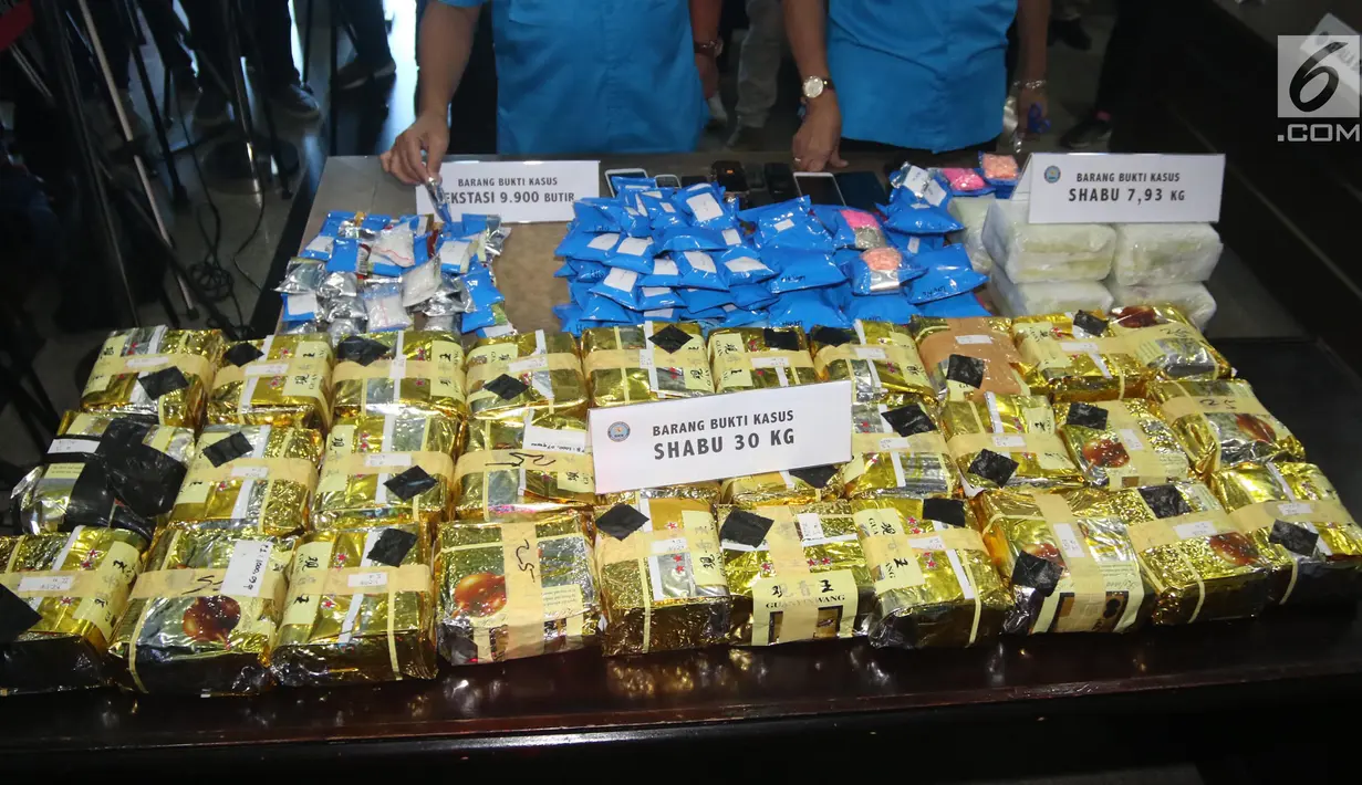 Barang bukti sabu dan ekstasi diperlihatkan di Kantor BNN, Cawang, Jakarta, Selasa (22/5). Satu orang tersangka diantaranya harus ditindak tegas karena mencoba kabur dan melawan petugas.  (Liputan6.com/Arya Manggala)