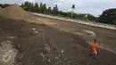 Sejumlah anak bermain di lahan yang menjadi tempat pembangunan Taman Bersih Manusiawi dan Wibawa (BMW) di Jakarta Utara, Selasa (7/3). (Liputan6.com/Immanuel Antonius)