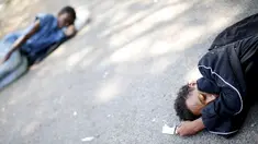 Seorang imigran tidur di luar stasiun kereta api Milan, 11 Juni 2015. Ratusan imigran yang baru diselamatkan beberapa pekan lalu dari laut oleh Italia ini hidup terlantar di sepanjang jalan. (REUTERS/Alessandro Bianchi) 