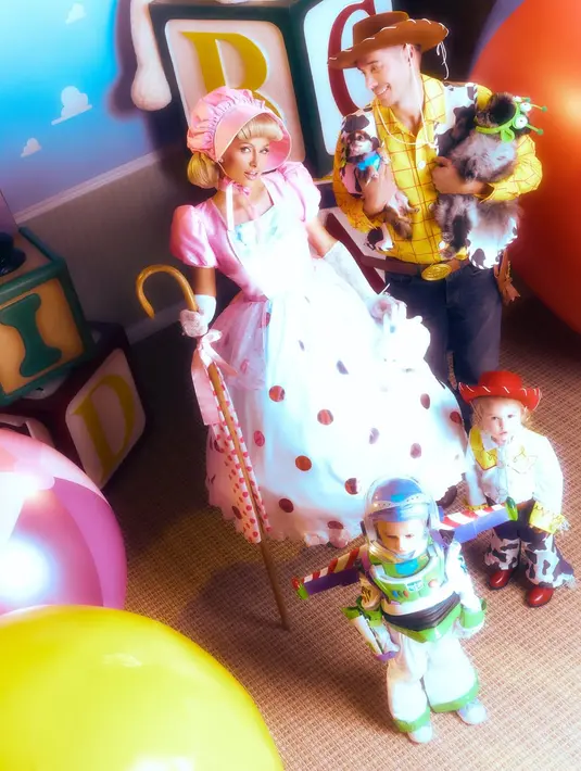 Dengan foto berefek cloudy, foto keluarga Paris Hilton hidupkan karakter Toy Story secara nyata [@parishilton]
