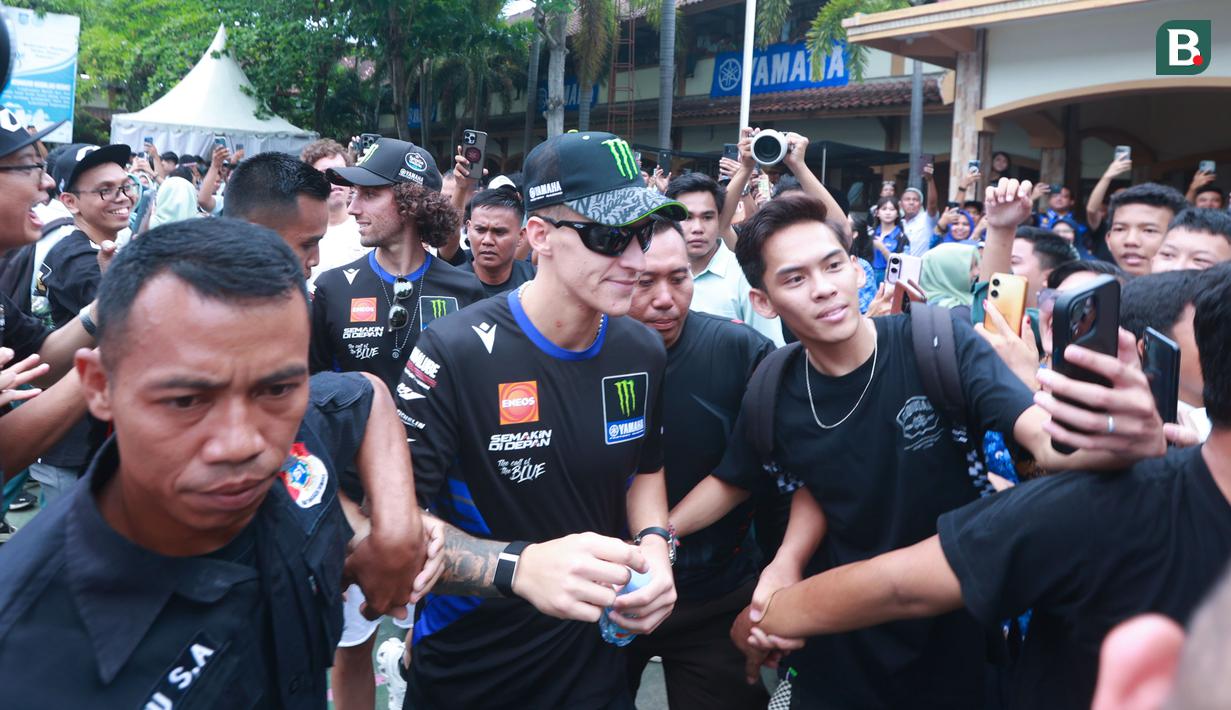 Pembalap Monster Energy Yamaha, Fabio Quartararo dan Alex Rins, tiba di SMAN 2 Mataram, Nusa Tenggara Barat (NTB), Rabu (1/10/2025). (Bola.com/M Iqbal Ichsan)