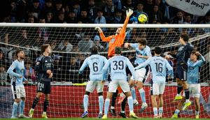 Kiper Celta, Ionut Radu, menghalau bola saat pertandingan sepak bola La Liga Spanyol antara Celta Vigo dan Real Madrid di Vigo, Spanyol, Sabtu (7-3-2026) dini hari WIB. (AP Photo/Lalo R. Villar)