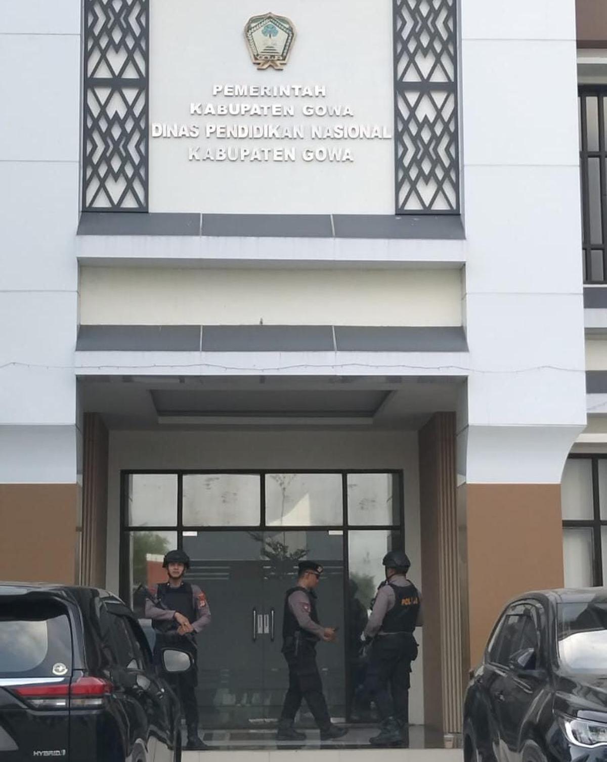 Polisi menggeledah lima lokasi terkait penyelidikan dugaan korupsi seragam sekolah di Pemkab Gowa di Kantor Bupati Gowa, Kamis (30/7). (merdeka.com/Fajar Ihwan).