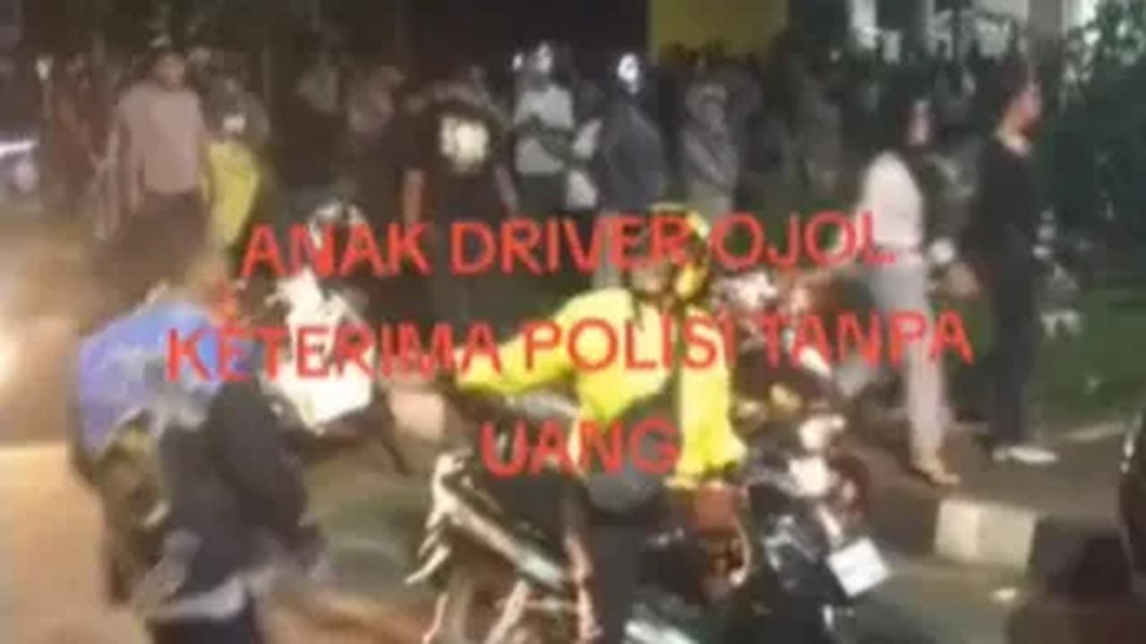 Teriak Bangga di Pinggir Jalan