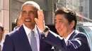 PM Jepang, Shinzo Abe menyambut Presiden AS ke-44 Barack Obama saat tiba di salah satu restoran sushi di kawasan Ginza, Tokyo, Jepang, (25/3). Obama dan Abe makan siang bersama di restoran tersebut. (AP Photo / Shizuo Kambayashi, Pool)