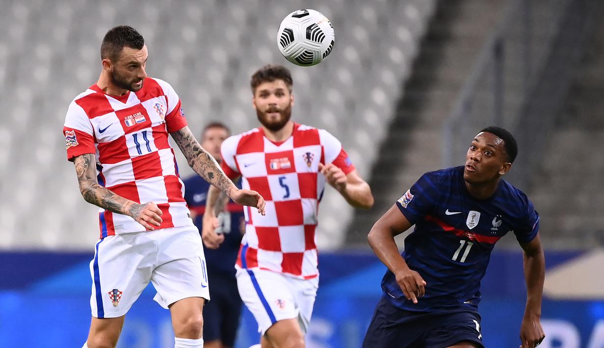 Penyerang Prancis, Anthony Martial, berebut bola dengan gelandang Kroasia, Marcelo Brozovic, pada laga UEFA Nations League di Stade de France, Prancis, Rabu (9/9/2020) dini hari WIB. Prancis menang 4-2 atas Kroasia. (AFP/Franck Fife)