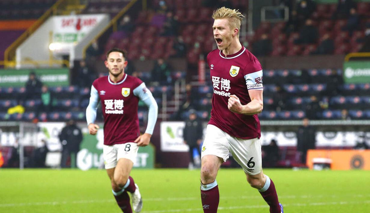 Pemain Burnley, Ben Mee, melakukan selebrasi usai mencetak gol ke gawang Sheffield United pada laga Liga Inggris di Stadion Turf Moor, Selasa (29/12/2020). Burnley menang dengan skor 1-0. (Alex Livesey/Pool via AP)