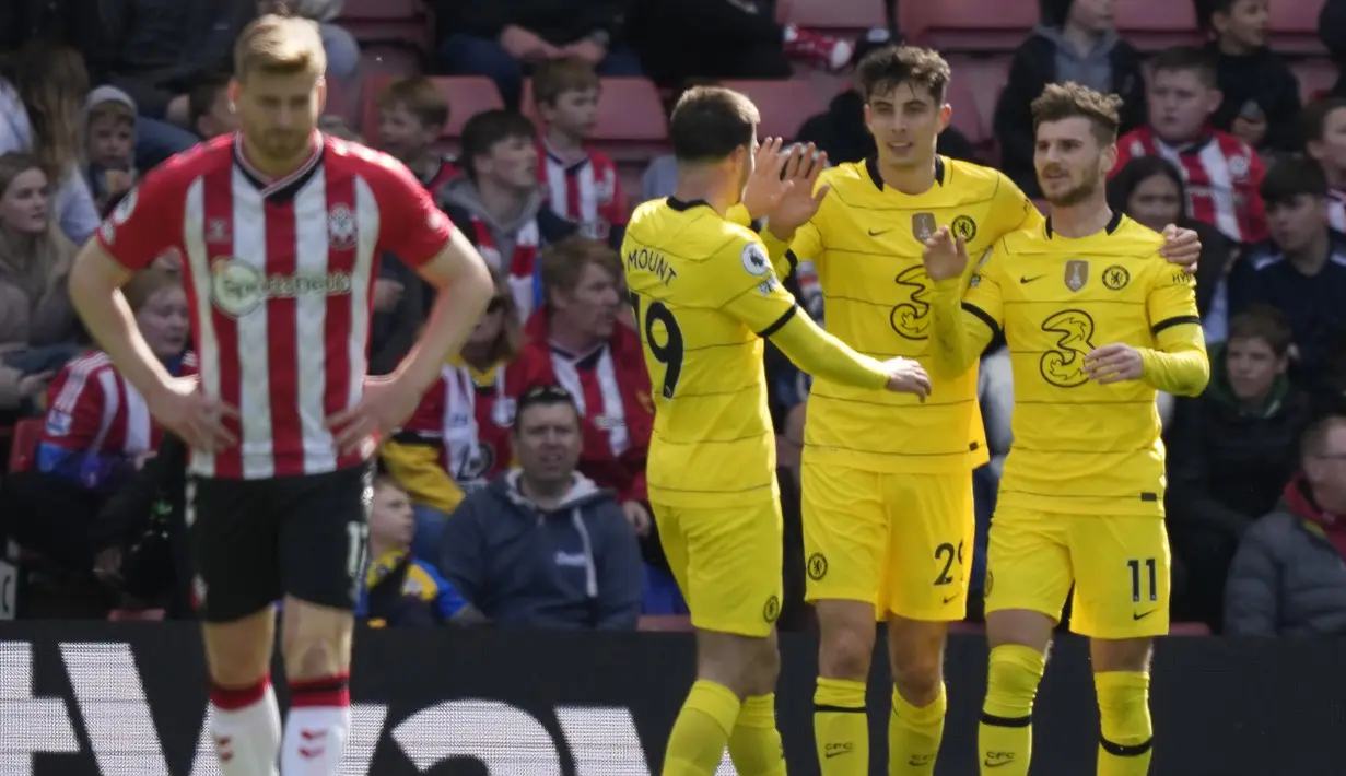6-0. Kemenangan besar terbaru Chelsea terjadi di pekan ke-32 Liga Inggris 2021/2022, 9 April 2022. Chelsea berhasil menang 6 gol tanpa balas atas tuan rumah Southampton. Mason Mount dan Kai Havertz menjadi bintang dengan mencetak masing-masing dua gol. (AP/Frank Augstein)