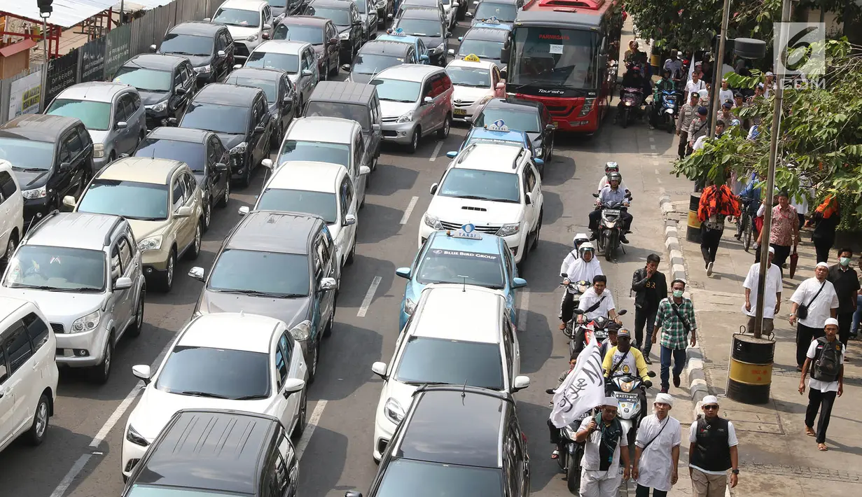 Suasana arus lalu lintas yang terlihat macet di kawasan Bundaran HI, Jakarta, Rabu (6/9). Kemacetan parah terjadi akibat ribuan massa aksi yang menutup jalan saat unjuk rasa di kantor Kedubes Myanmar. (Liputan6.com/Immanuel Antonius)